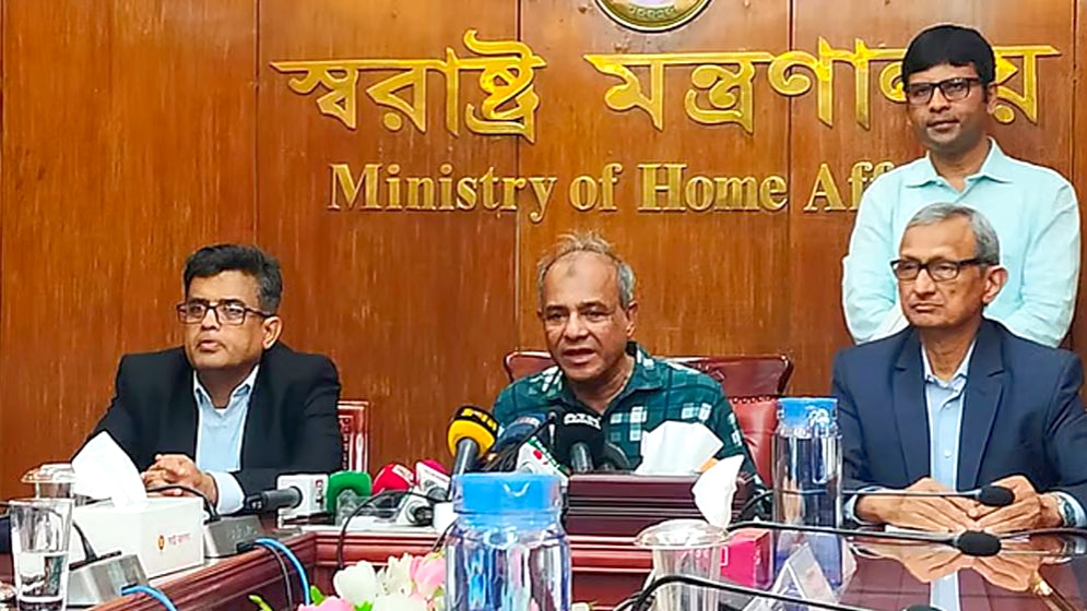 সন্ধ্যার পর আইনশৃঙ্খলা বাহিনী মাঠে নামছে: স্বরাষ্ট্র উপদেষ্টা