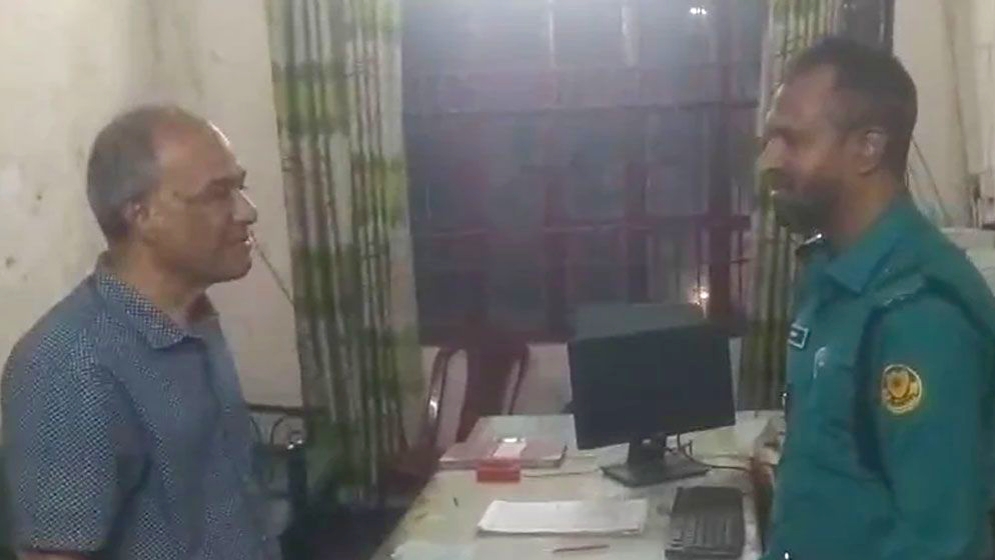 খুব ভোরে টহল কার্যক্রম পরিদর্শন স্বরাষ্ট্র উপদেষ্টা