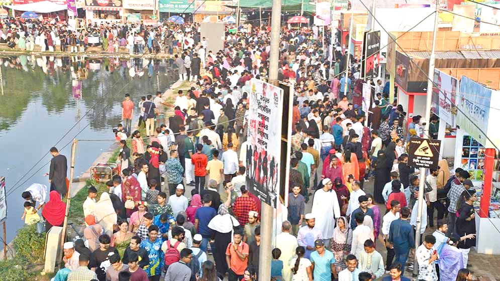 একুশের দিনে বইমেলায় ছিলো জনস্রোত