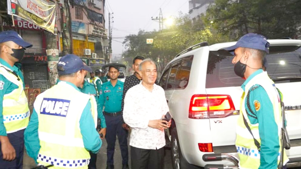রমজানে ঢাকা মহানগরীতে আইনশৃঙ্খলা পরিদর্শন করছেন স্বরাষ্ট্র উপদেষ্টা