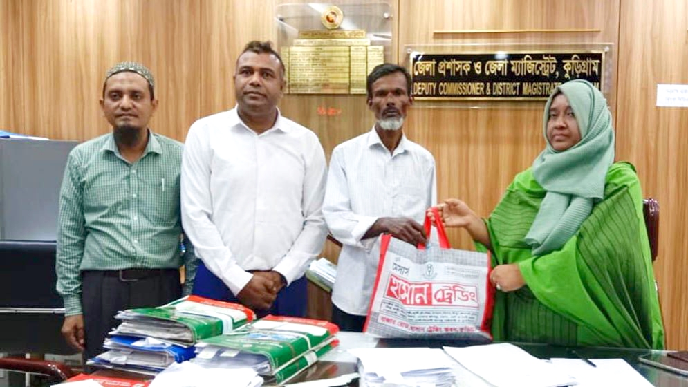 ফেলানীর পরিবারকে আর্থিক সহায়তা ও ঈদ উপহার দিল জেলা প্রশাসন