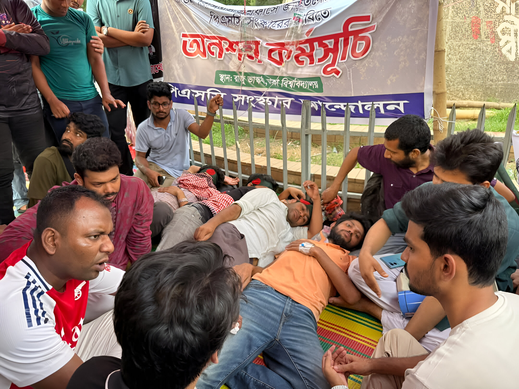পিএসসি সংস্কারের দাবিতে অনশনরত শিক্ষার্থীদের সঙ্গে আলোচনায় আসিফ
