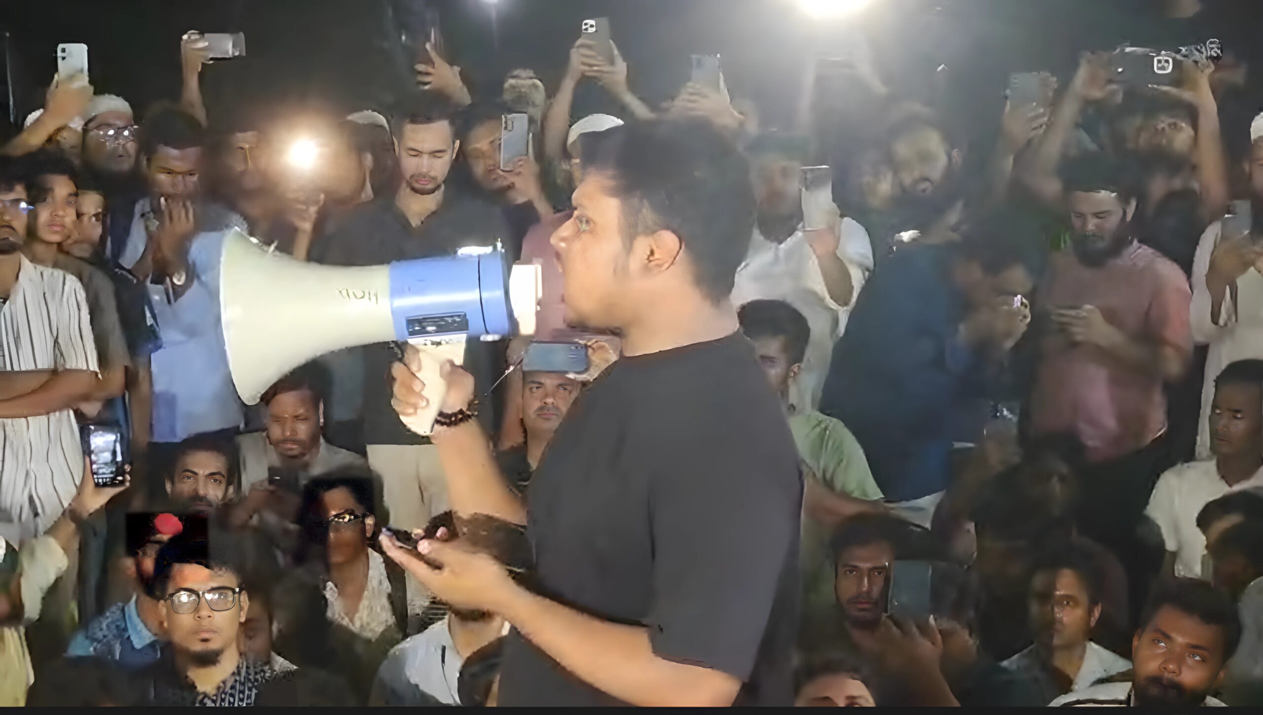 আওয়ামী লীগ নিষিদ্ধের দাবিতে যমুনার সামনে জুলাই বিপ্লবীদের অবস্থান কর্মসূচি