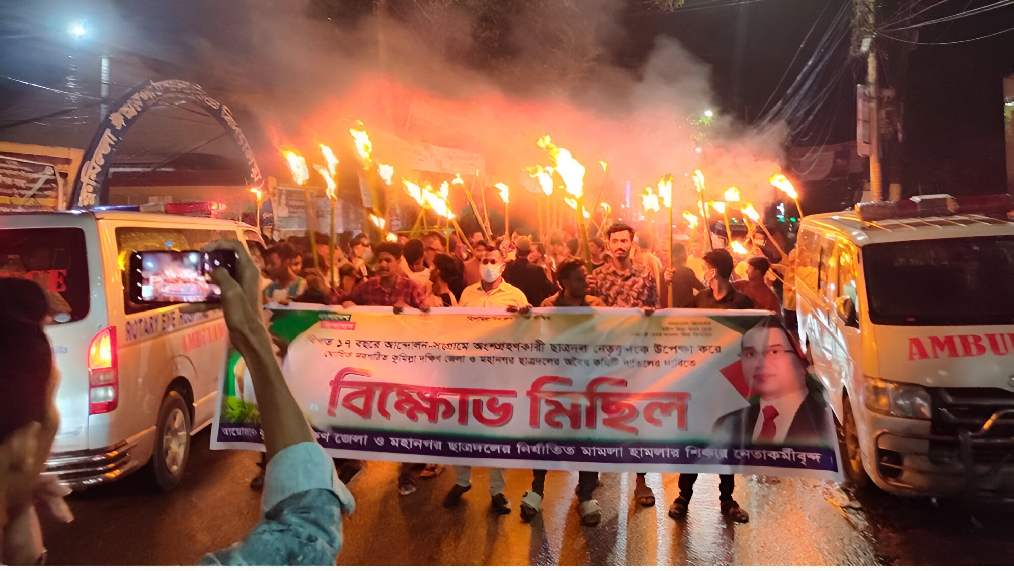 ছাত্রদলের কুমিল্লা কমিটি বাতিলের দাবিতে পদবঞ্চিতদের মশাল মিছিল