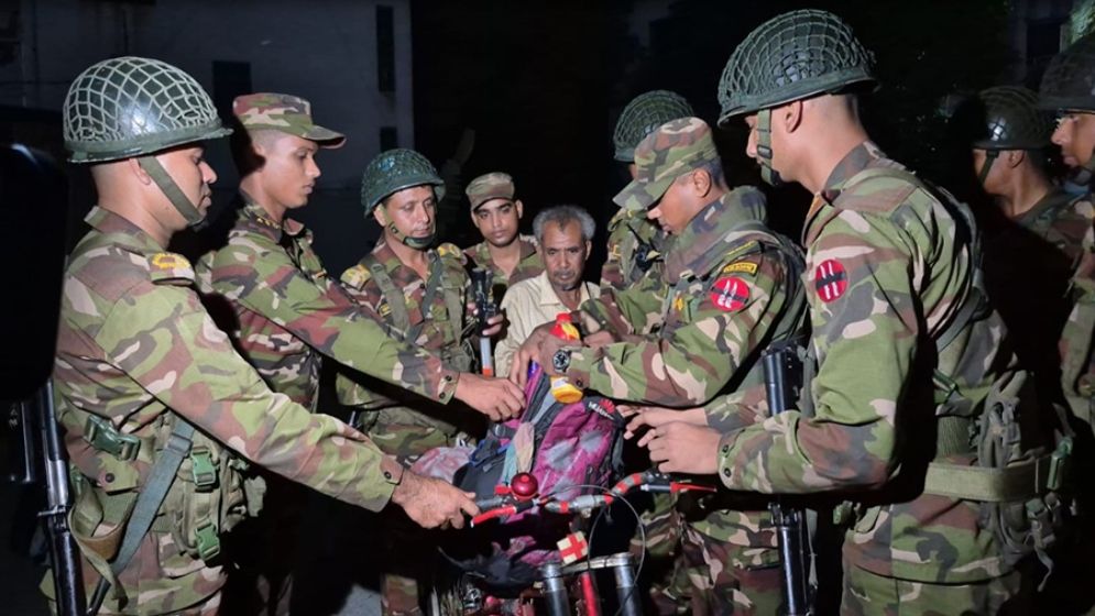 ছেলের স্বপ্নো পূরণে সাইকেলে ২০০ কিঃমিঃ পাড়ি রিক্সাচালক রাজু মিয়ার