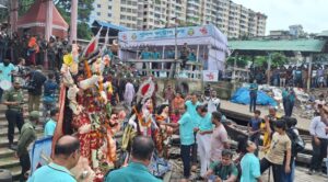 ঢাকার বুড়িগঙ্গায় প্রতিমা বিসর্জন দেখতে হাজারো ভক্তের ঢল