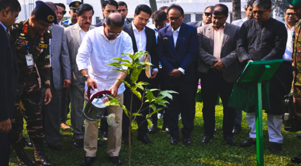 প্রধানমন্ত্রী কার্যালয় চত্বরে একটি স্বর্ণচাঁপা ফুলের চারা রোপণ করে পানি ঢালছেন  প্রধানমন্ত্রী তারেক রহমান