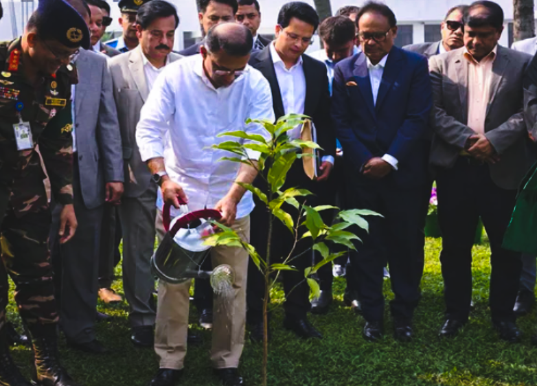 প্রধানমন্ত্রী কার্যালয় চত্বরে একটি স্বর্ণচাঁপা ফুলের চারা রোপণ করেন প্রধানমন্ত্রী তারেক রহমান